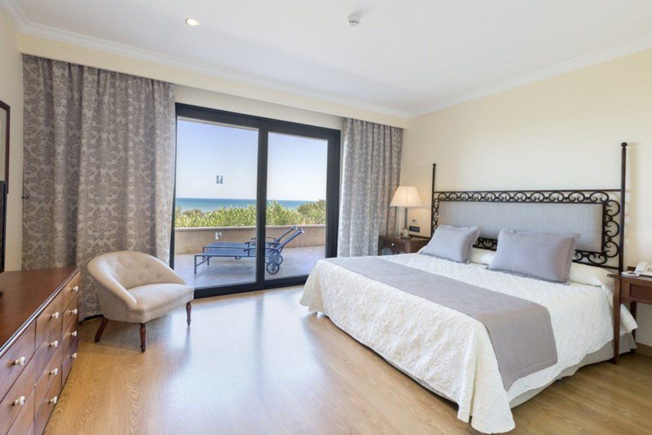 Hipotels Barrosa Palace & Spa شيكلانا دي لا فرونتيرا المظهر الخارجي الصورة A bedroom at the hotel