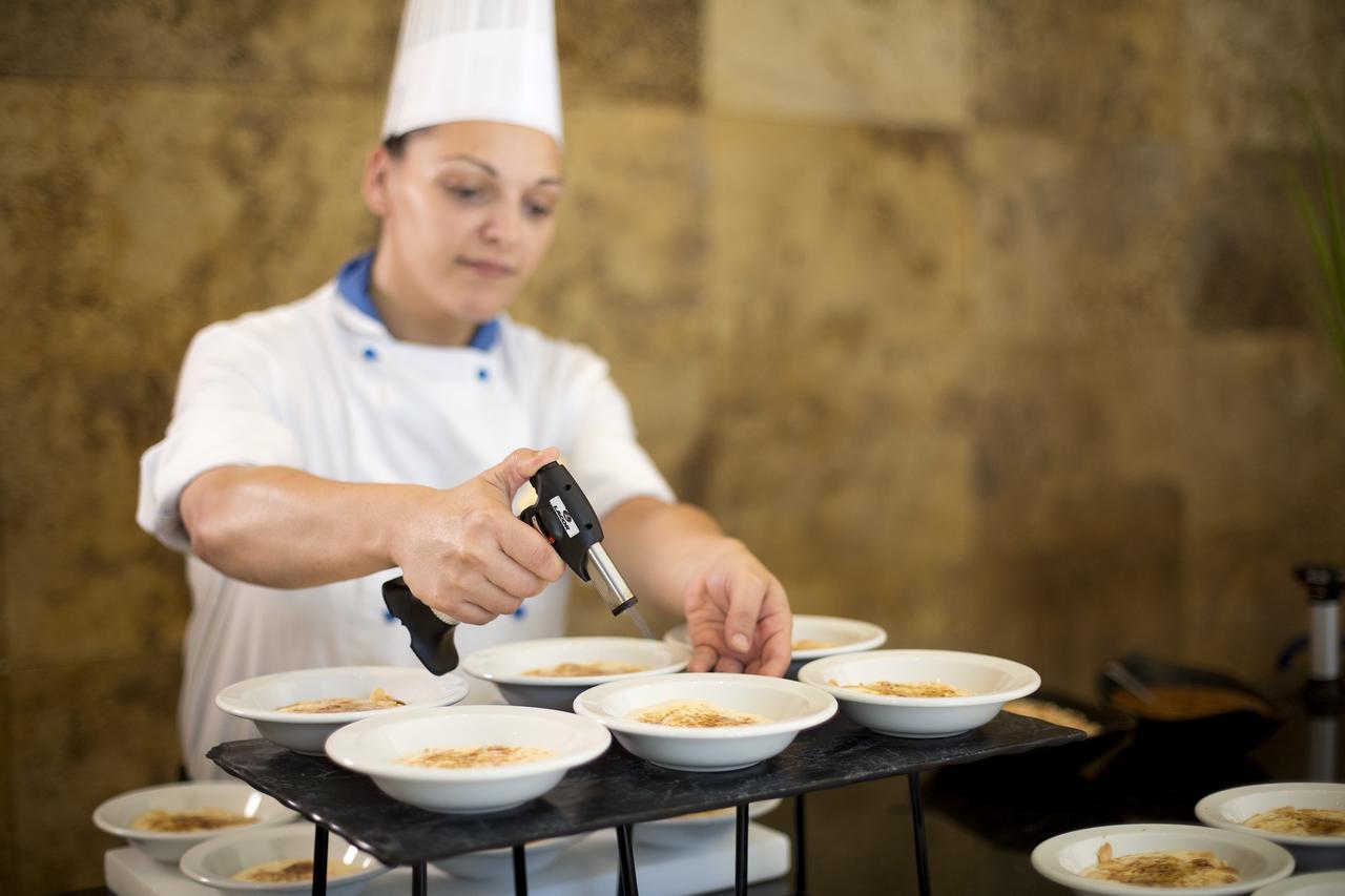 Hipotels Barrosa Palace & Spa شيكلانا دي لا فرونتيرا المظهر الخارجي الصورة A sous chef preparing food