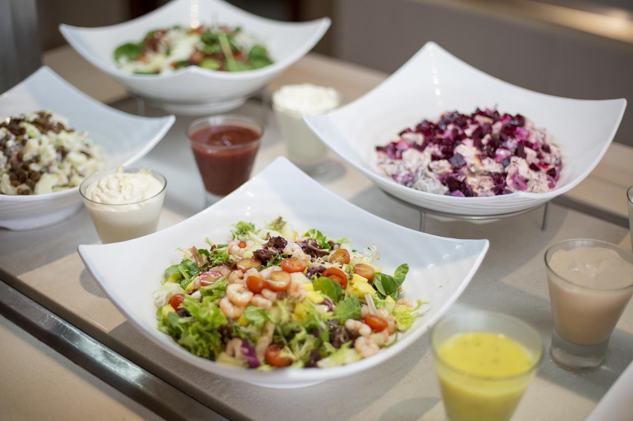 Hipotels Barrosa Palace & Spa شيكلانا دي لا فرونتيرا المظهر الخارجي الصورة A selection of salads at a salad bar